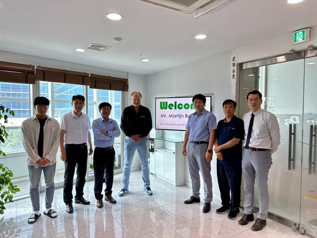 Martijn Boerma visitando o escritório da DS Linetech na Coreia