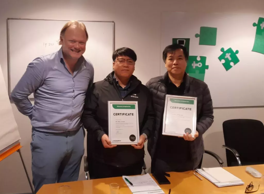 El Sr. Yeon y el Sr. Kim de DS Linetech han recibido su certificado de formación